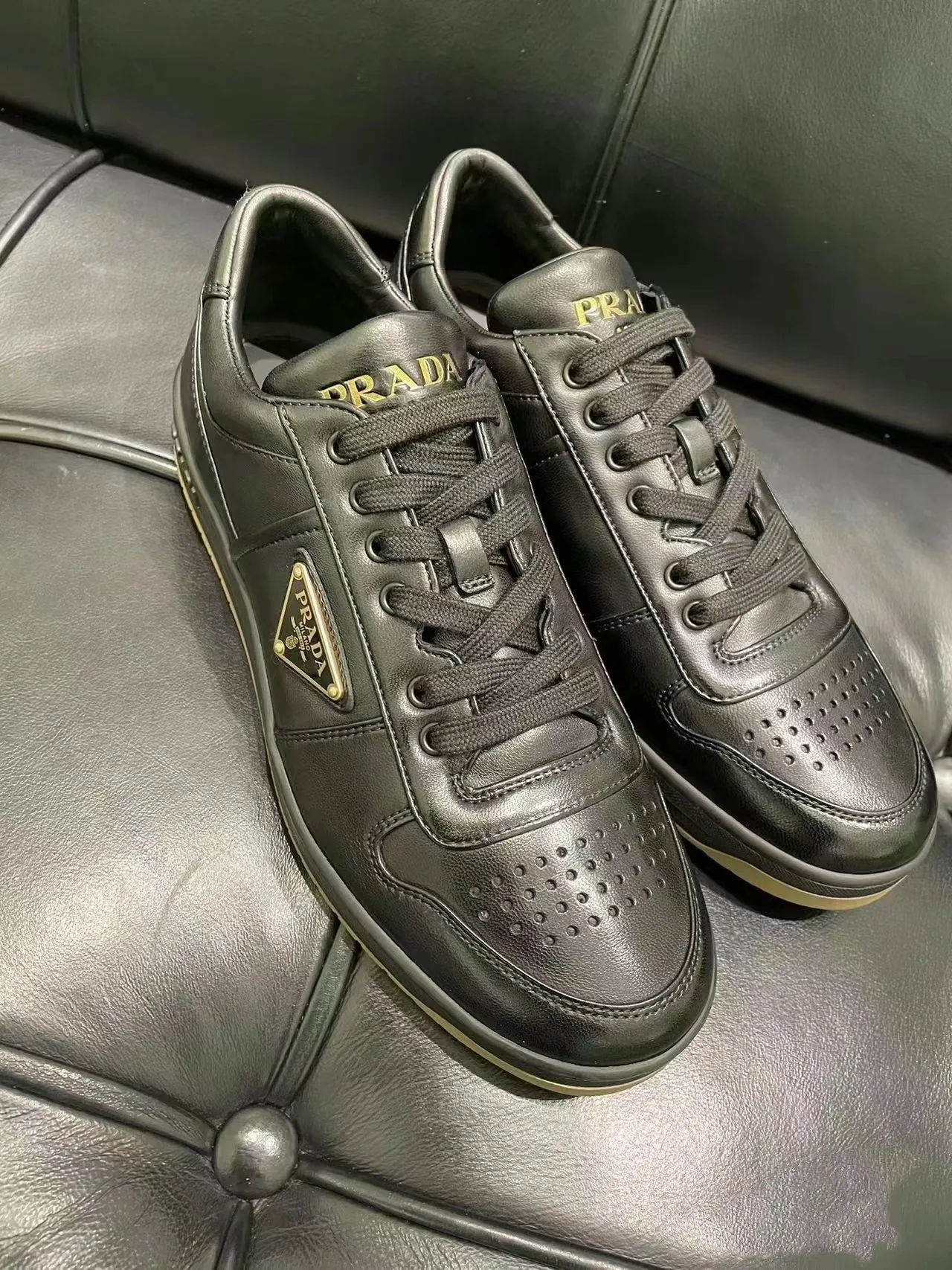 P380 Yuan 38-45 Prada Prada’s new men’s leather sports shoes, the highest version on the market, any comparison is welcome🆚! The original leather has excellent texture and is super high-end! Fetal sheep net lining imported from Italy, removable pad! Luxurious materials and fine workmanship, highly recommended!